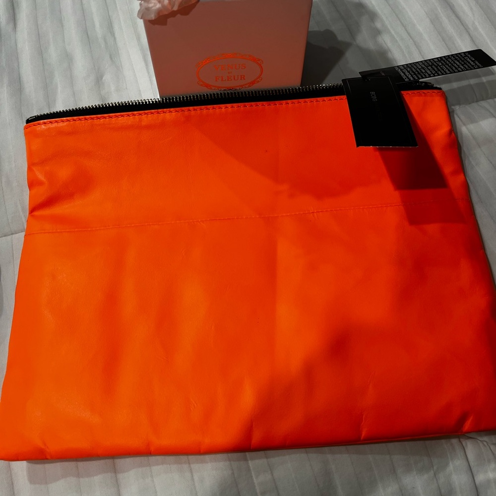🧡BCBCMaxAzria CLUTCH🧡 - Picture 3 of 4